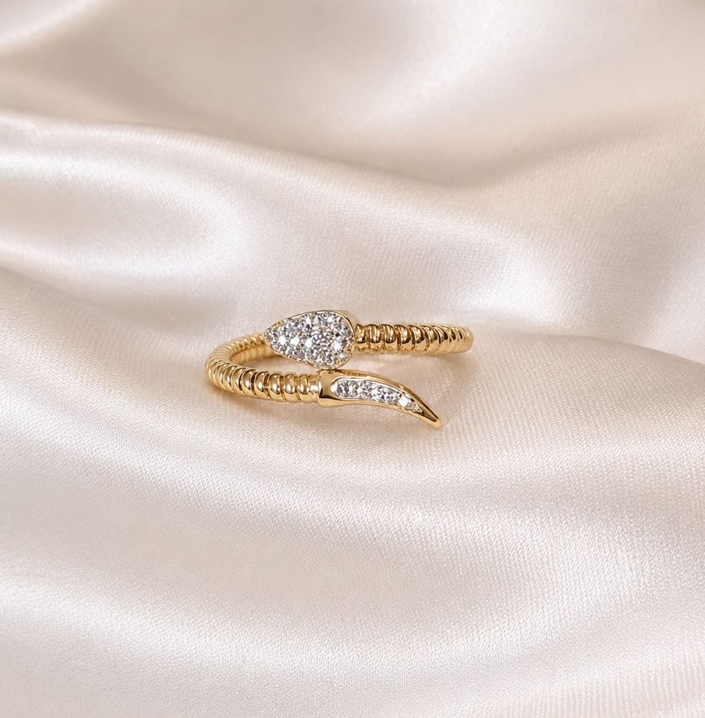 Anel em ouro com diamantes — Fê Ponto Joias